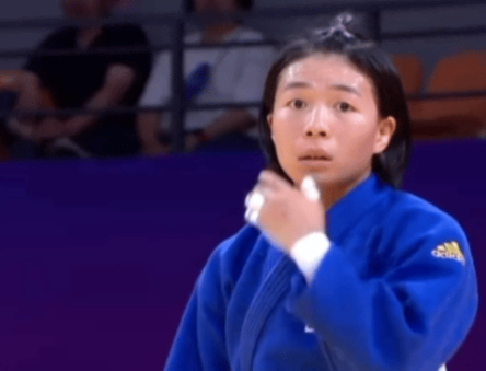 李慧卿當刻錯愕留在賽場上,對此感難以相信(影片截圖)