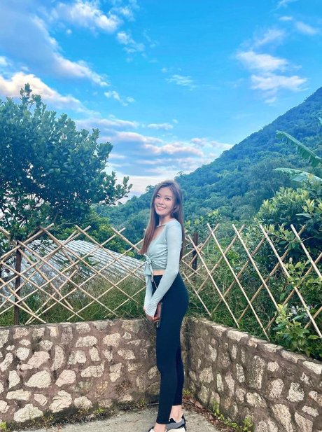 何思懿身高166.5cm,嗜好跳舞、唱歌、畫畫、鋼琴。(何思懿IG)