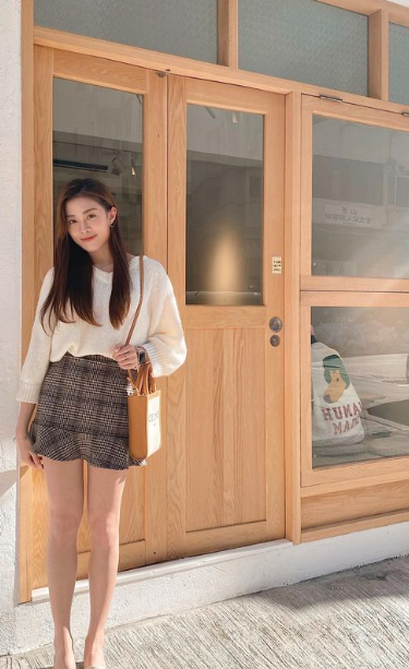 何思懿身高166.5cm,嗜好跳舞、唱歌、畫畫、鋼琴。(何思懿IG)