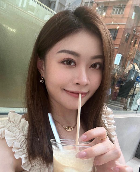 何思懿身高166.5cm,嗜好跳舞、唱歌、畫畫、鋼琴。(何思懿IG)