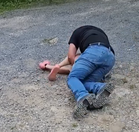 該名美警像打摔角般把情婦壓制。(互聯網)