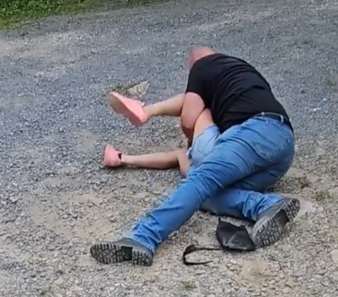 該名美警像打摔角般把情婦壓制。(互聯網)