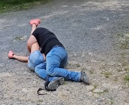 該名美警像打摔角般把情婦壓制。(互聯網)