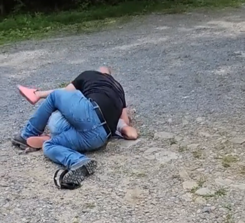 該名美警像打摔角般把情婦壓制。(互聯網)