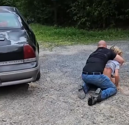 該名美警像打摔角般把情婦壓制。(互聯網)