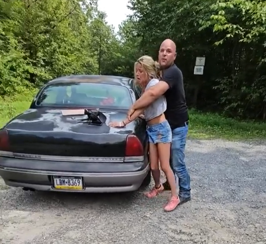 該名美警像打摔角般把情婦壓制。(互聯網)