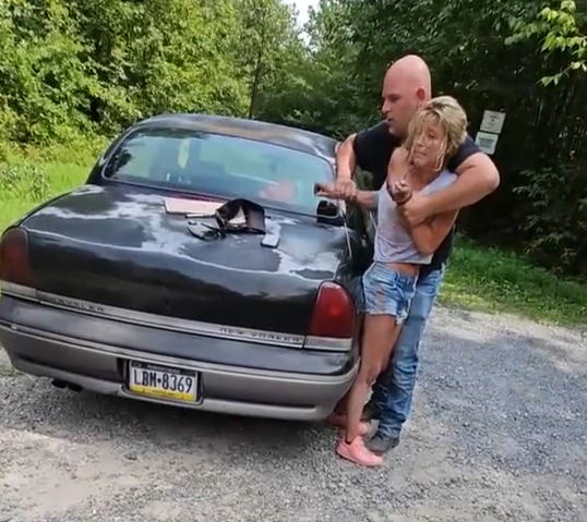 該名美警像打摔角般把情婦壓制。(互聯網)