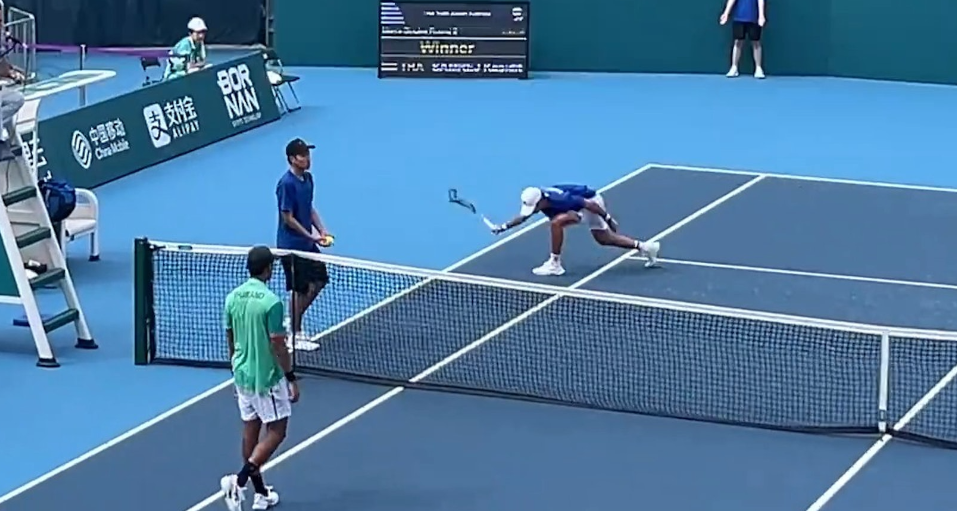 權順雨情緒失控多次狂掟球拍( 網上圖片)