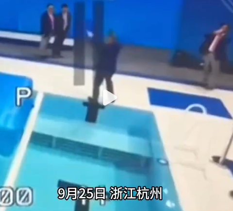 杭州亞運|游泳裁判跣腳跌入泳池中(微博截圖)