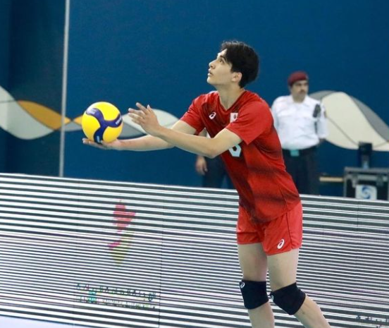 日本排球隊的高橋慶帆是日本及伊朗混血兒,身高193cm。(網上圖片)