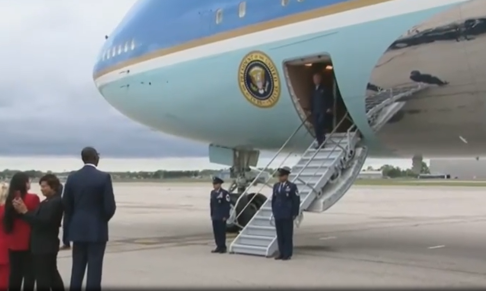 拜登出醜|拜登幾乎從樓梯滑倒。(互聯網)