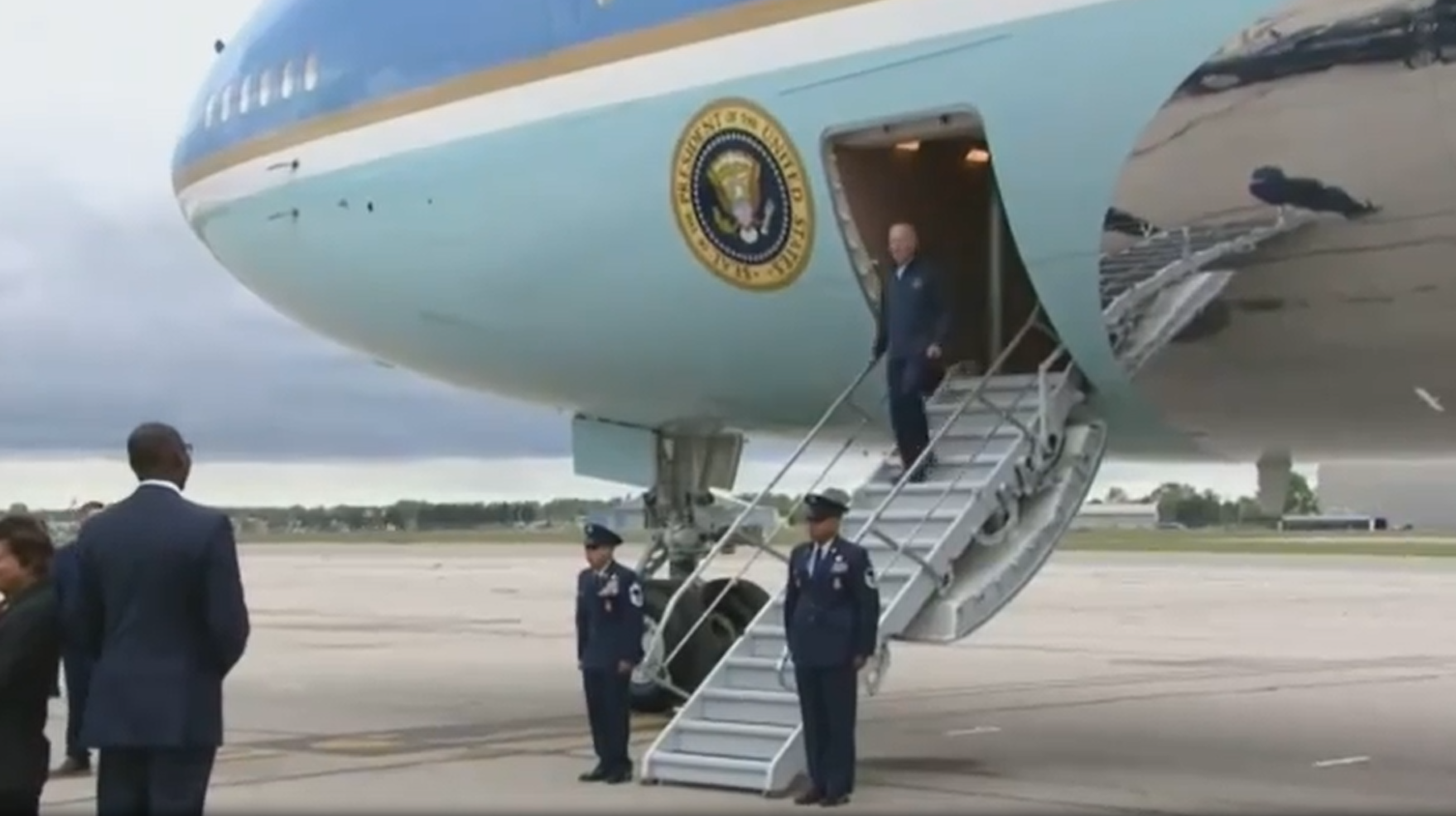 拜登出醜|拜登幾乎從樓梯滑倒。(互聯網)