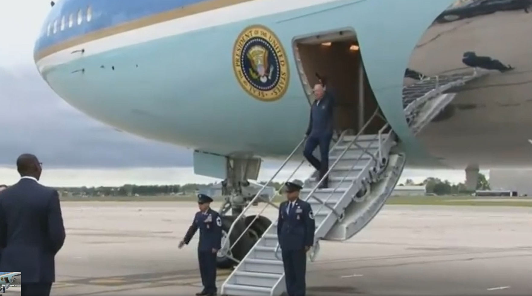 拜登出醜|拜登幾乎從樓梯滑倒。(互聯網)