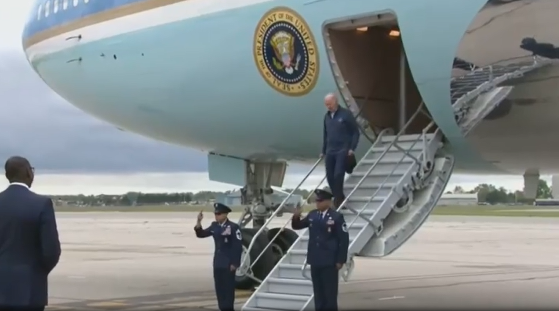 拜登出醜|拜登幾乎從樓梯滑倒。(互聯網)