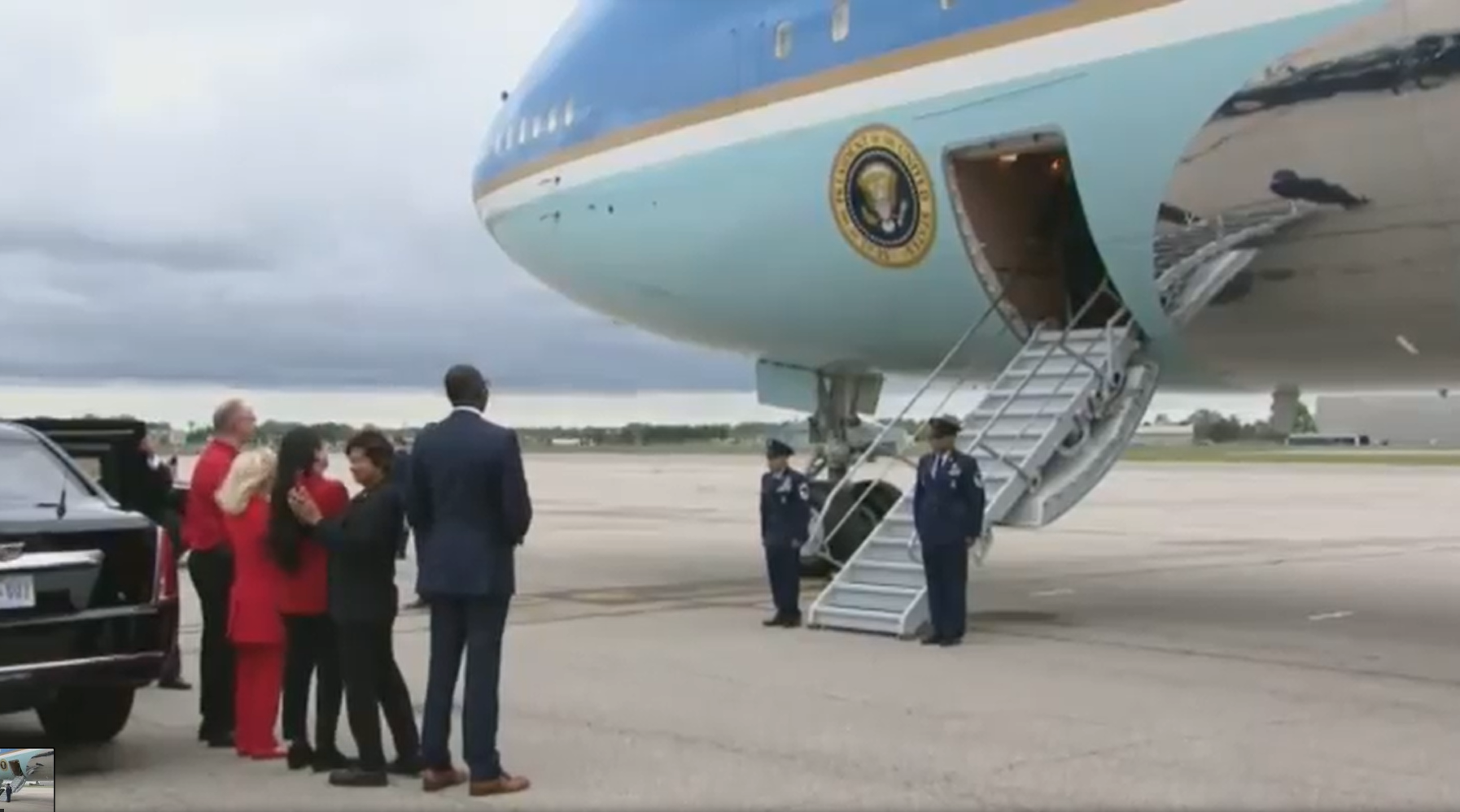 拜登出醜|拜登幾乎從樓梯滑倒。(互聯網)