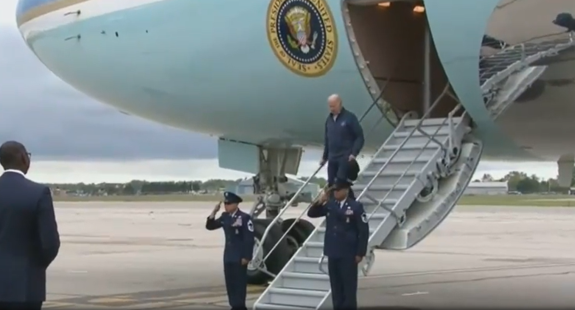 拜登出醜|拜登幾乎從樓梯滑倒。(互聯網)