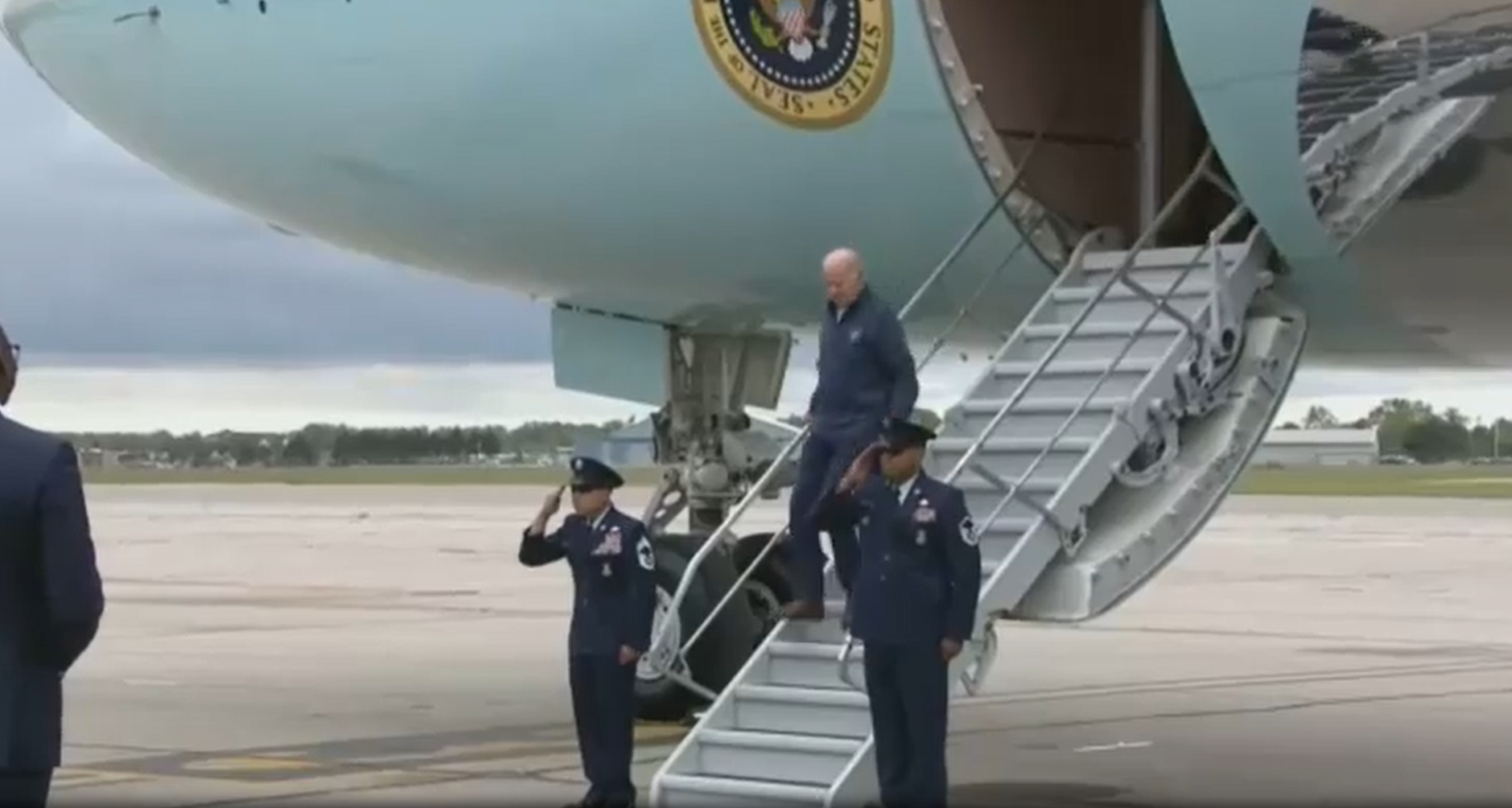 拜登出醜|拜登幾乎從樓梯滑倒。(互聯網)