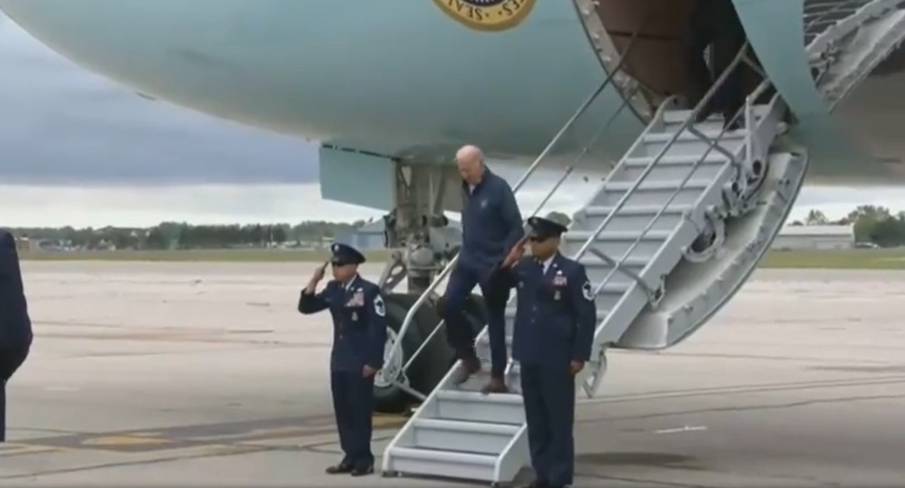 拜登出醜|拜登幾乎從樓梯滑倒。(互聯網)