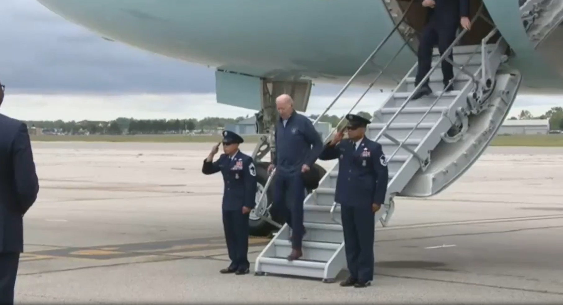 拜登出醜|拜登幾乎從樓梯滑倒。(互聯網)