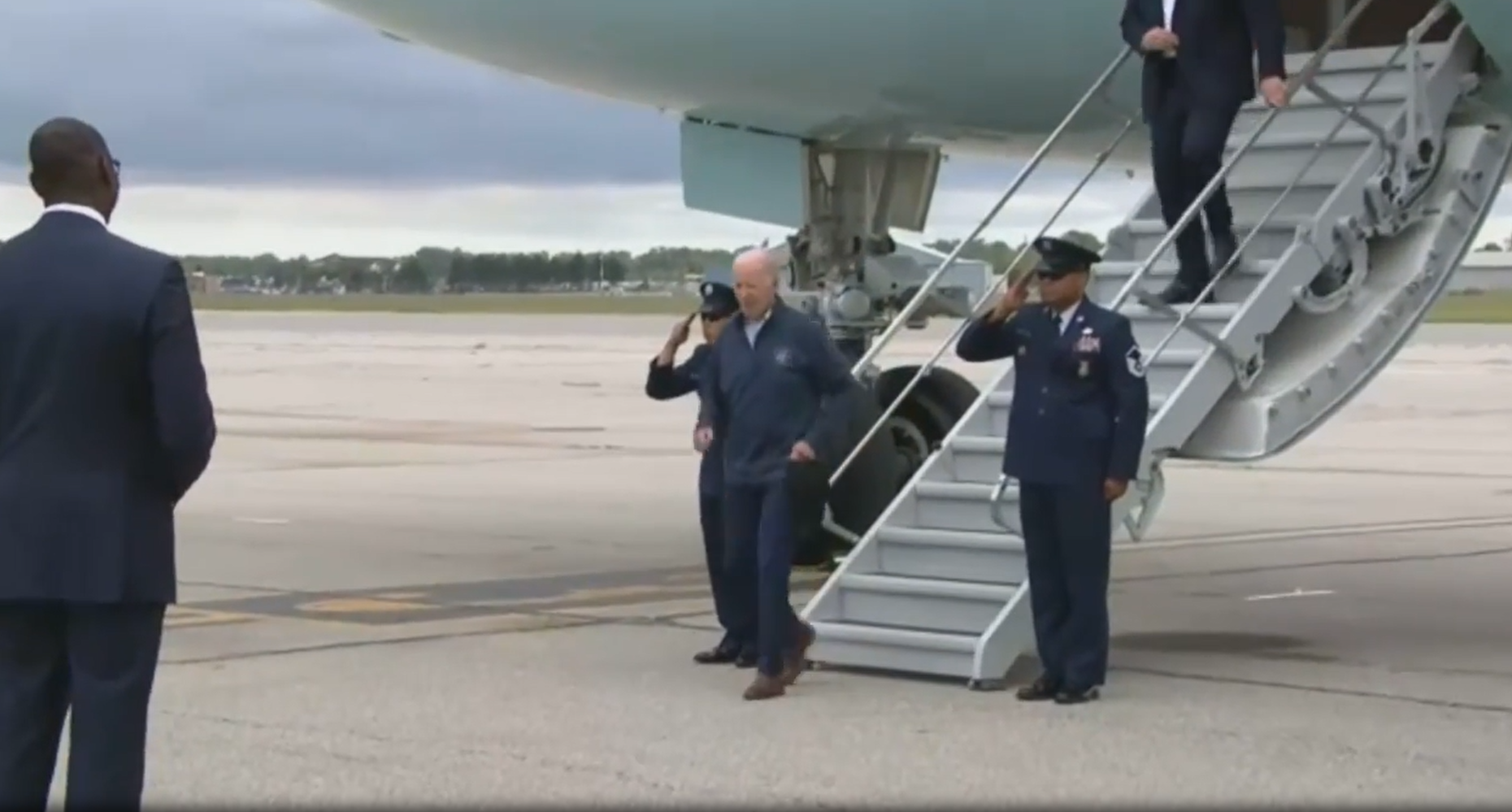 拜登出醜|拜登幾乎從樓梯滑倒。(互聯網)