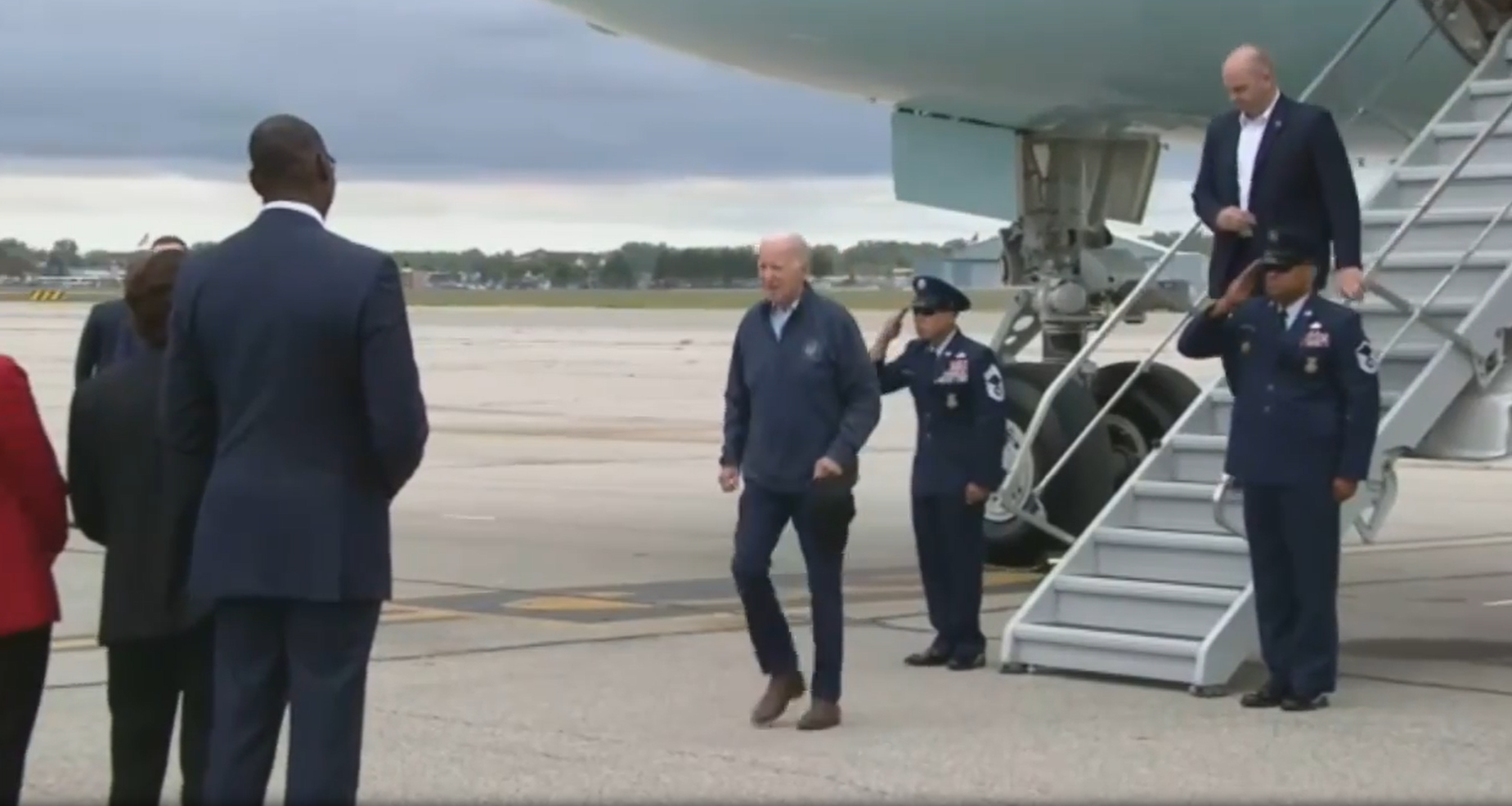 拜登出醜|拜登幾乎從樓梯滑倒。(互聯網)