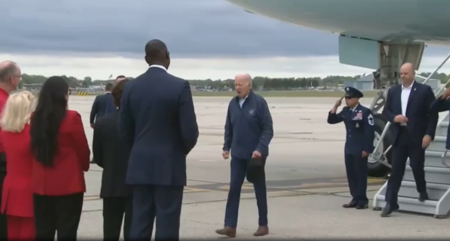 拜登出醜|拜登幾乎從樓梯滑倒。(互聯網)