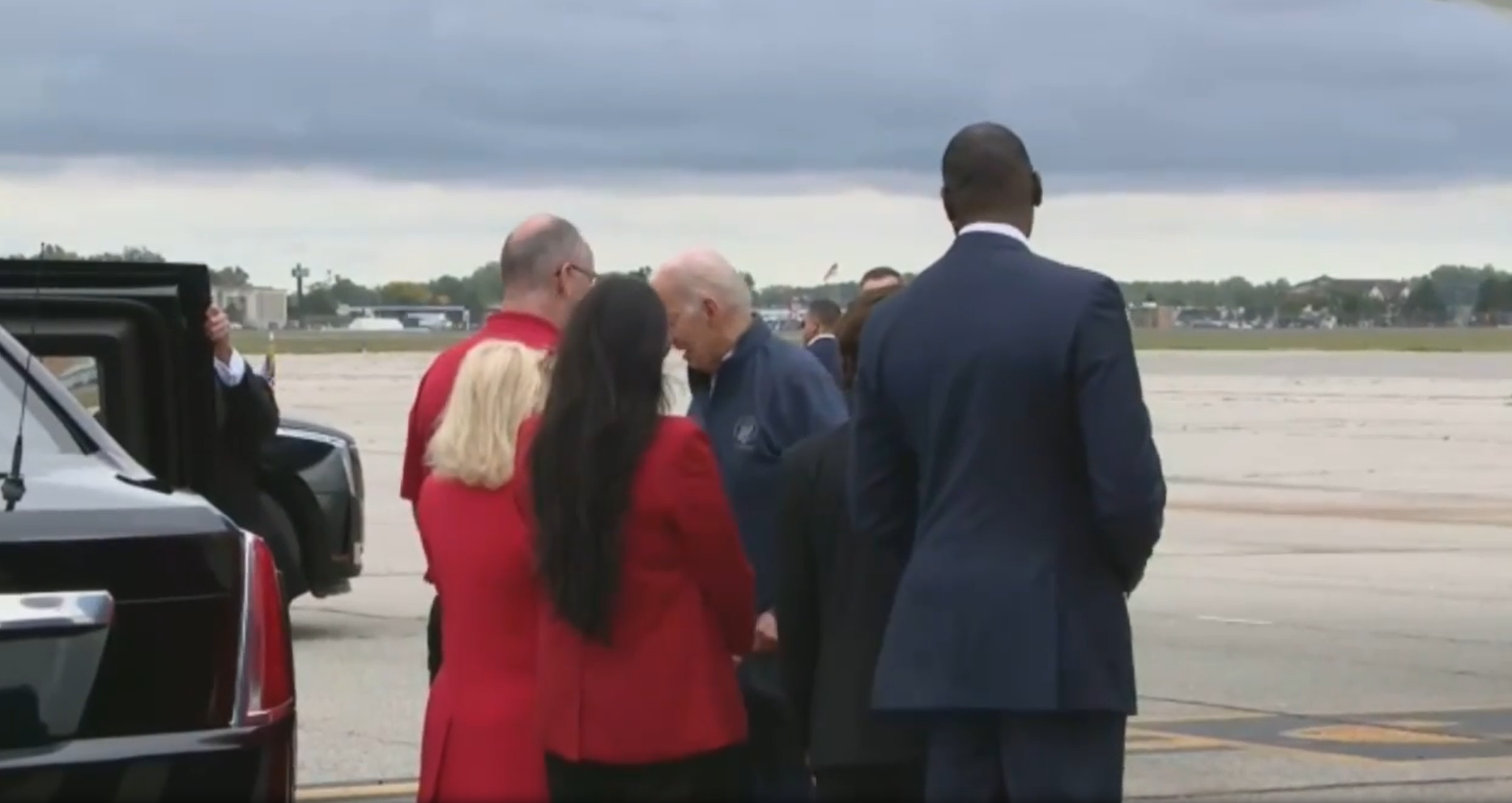 拜登出醜|拜登幾乎從樓梯滑倒。(互聯網)