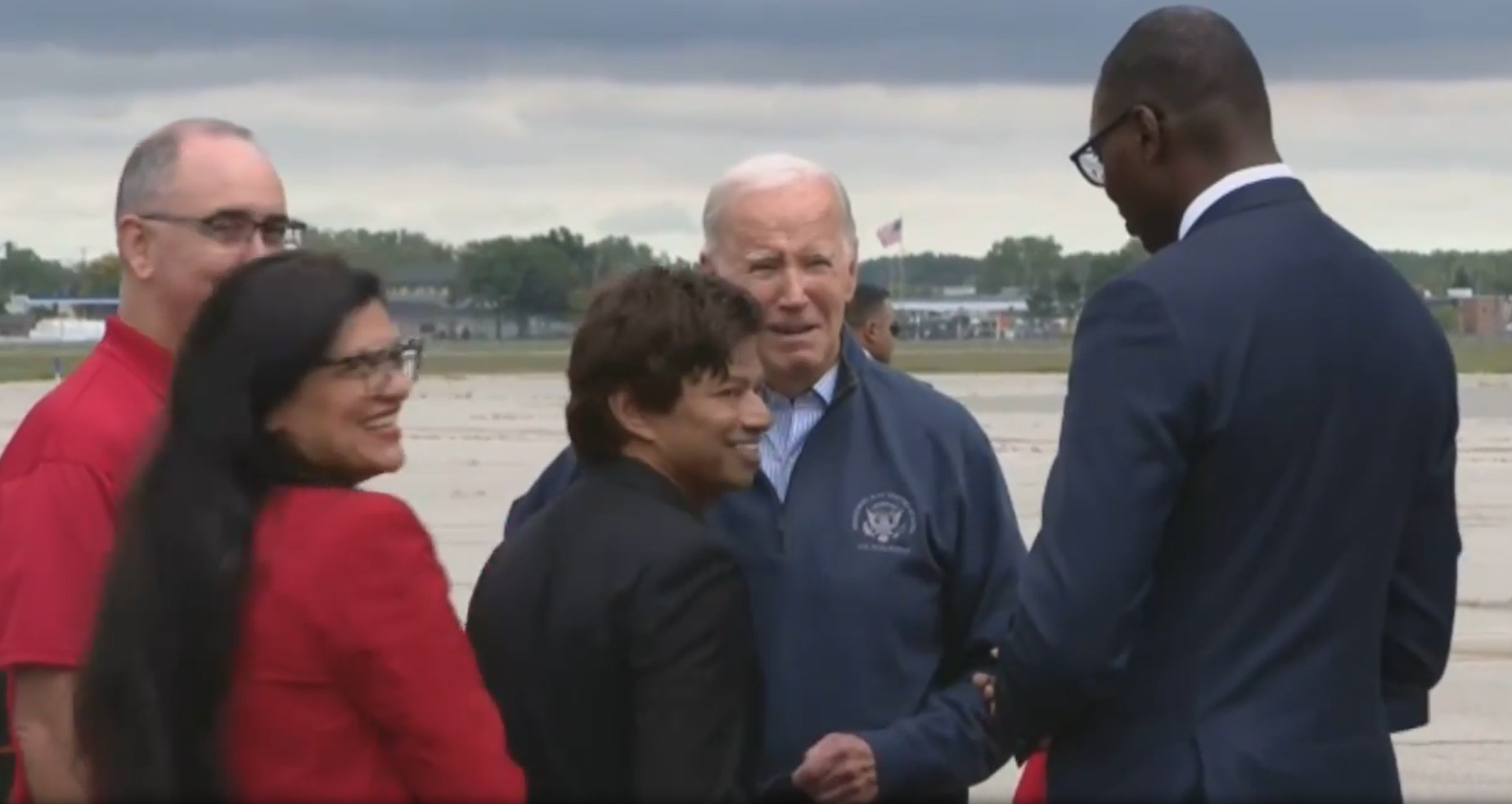 拜登出醜|拜登幾乎從樓梯滑倒。(互聯網)