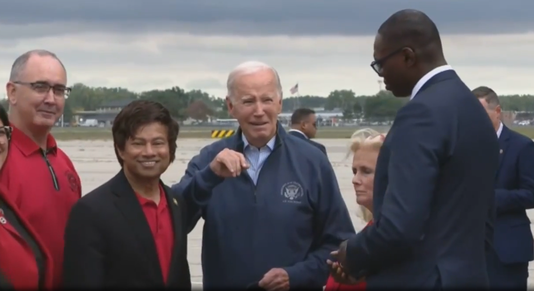 拜登出醜|拜登幾乎從樓梯滑倒。(互聯網)