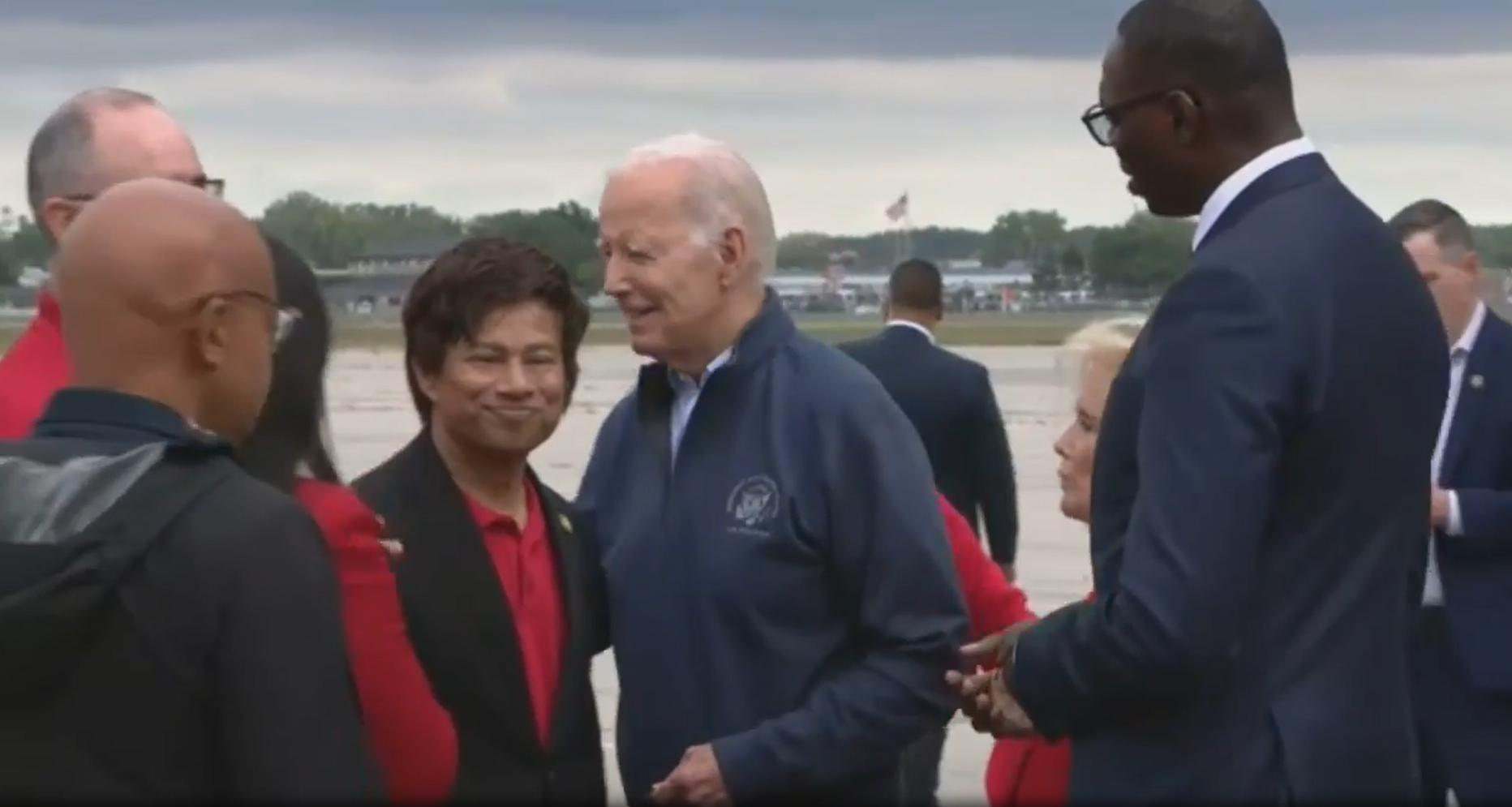 拜登出醜|拜登幾乎從樓梯滑倒。(互聯網)