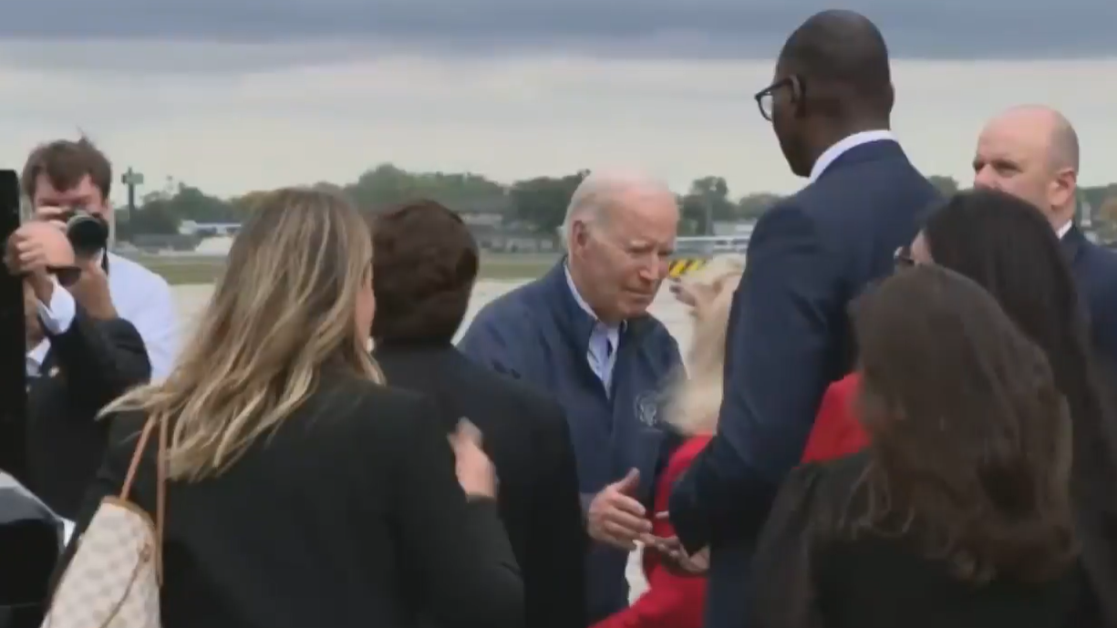 拜登出醜|拜登幾乎從樓梯滑倒。(互聯網)