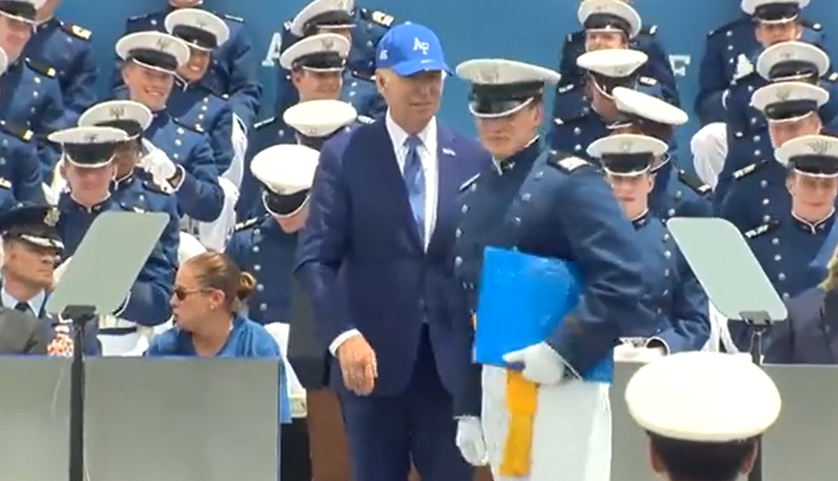 拜登6月在空軍學院被沙包當眾絆倒。(互聯網)