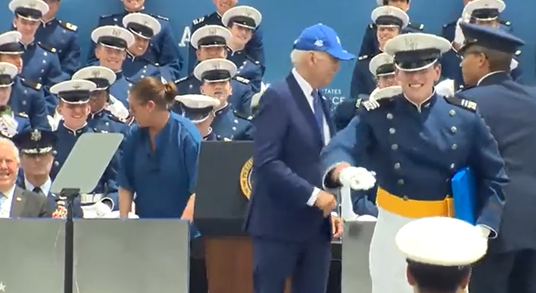 拜登6月在空軍學院被沙包當眾絆倒。(互聯網)