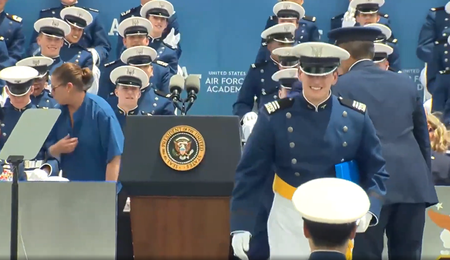 拜登6月在空軍學院被沙包當眾絆倒。(互聯網)