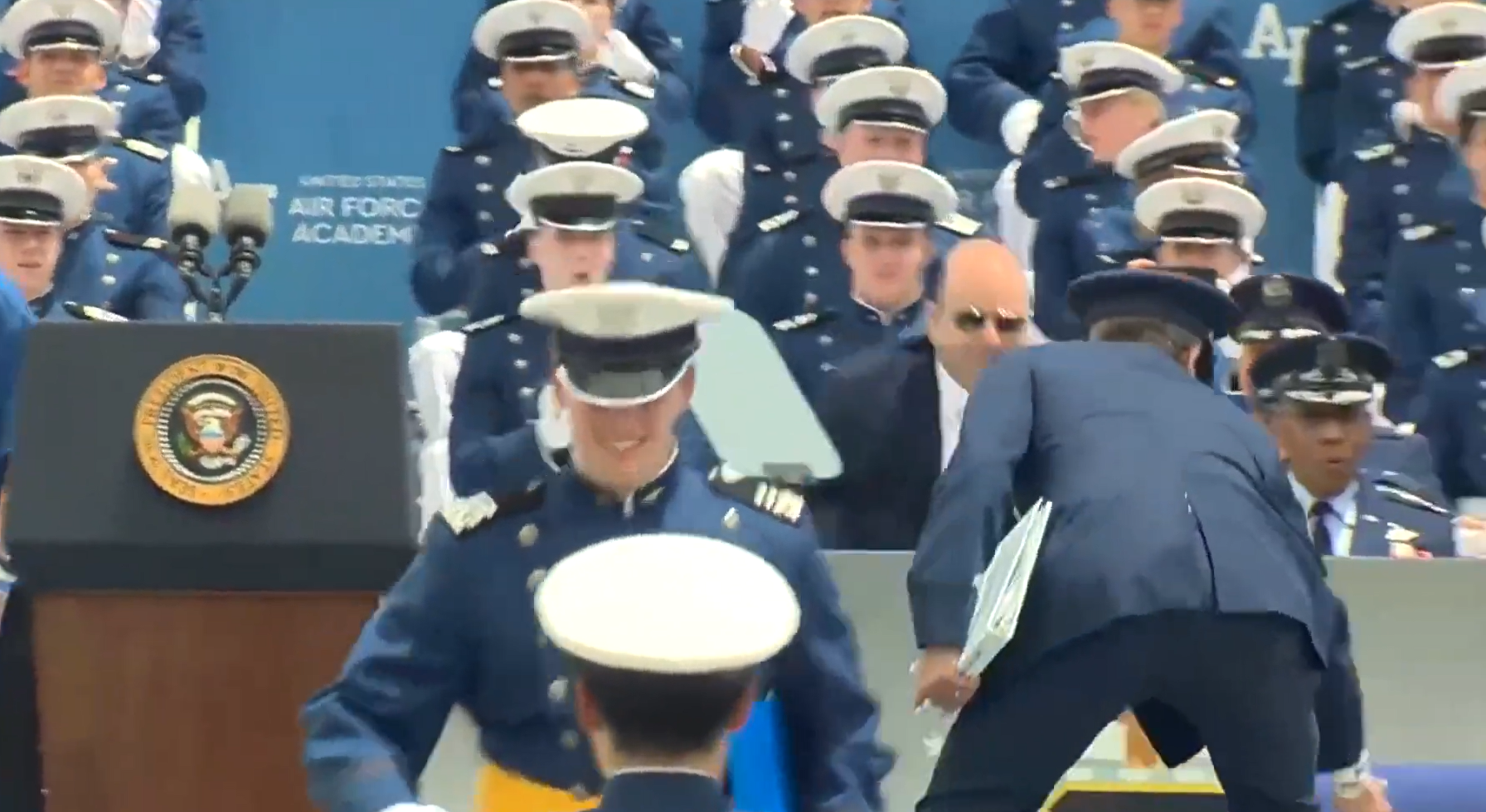 拜登6月在空軍學院被沙包當眾絆倒。(互聯網)