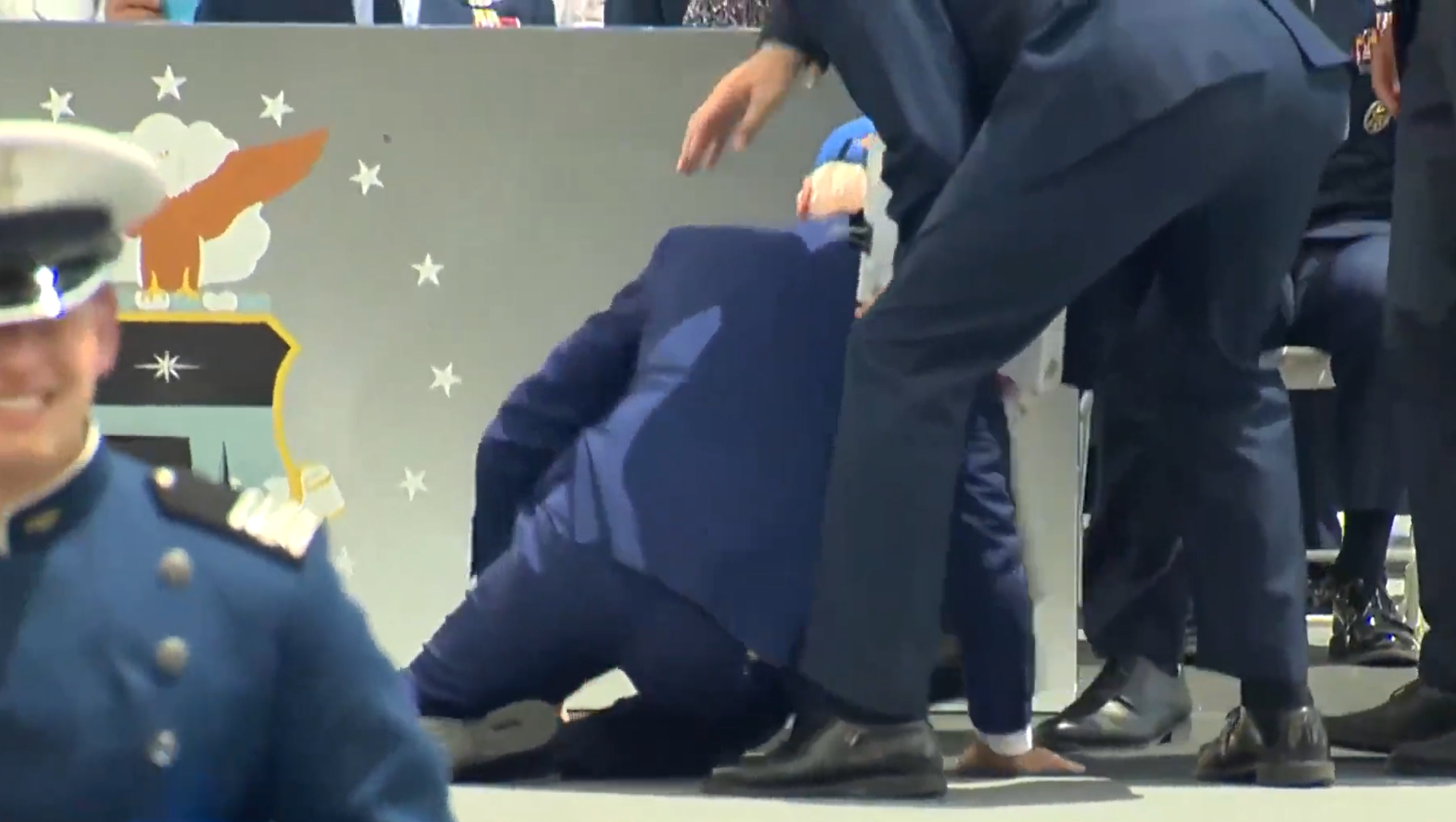 拜登6月在空軍學院被沙包當眾絆倒。(互聯網)