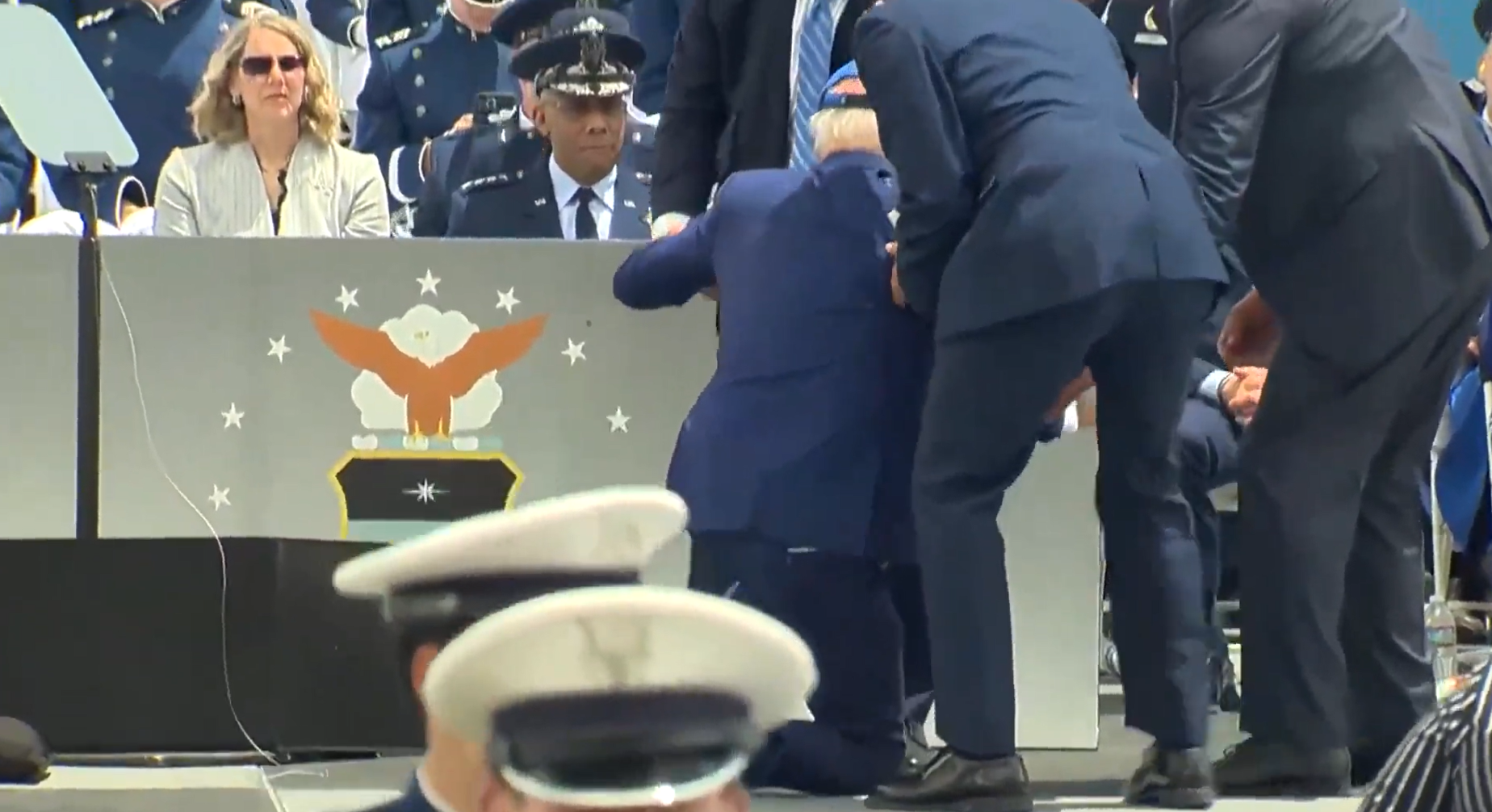 拜登6月在空軍學院被沙包當眾絆倒。(互聯網)