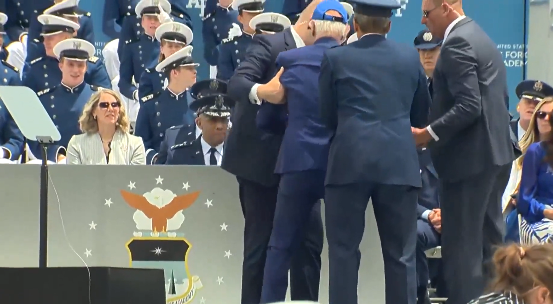 拜登6月在空軍學院被沙包當眾絆倒。(互聯網)