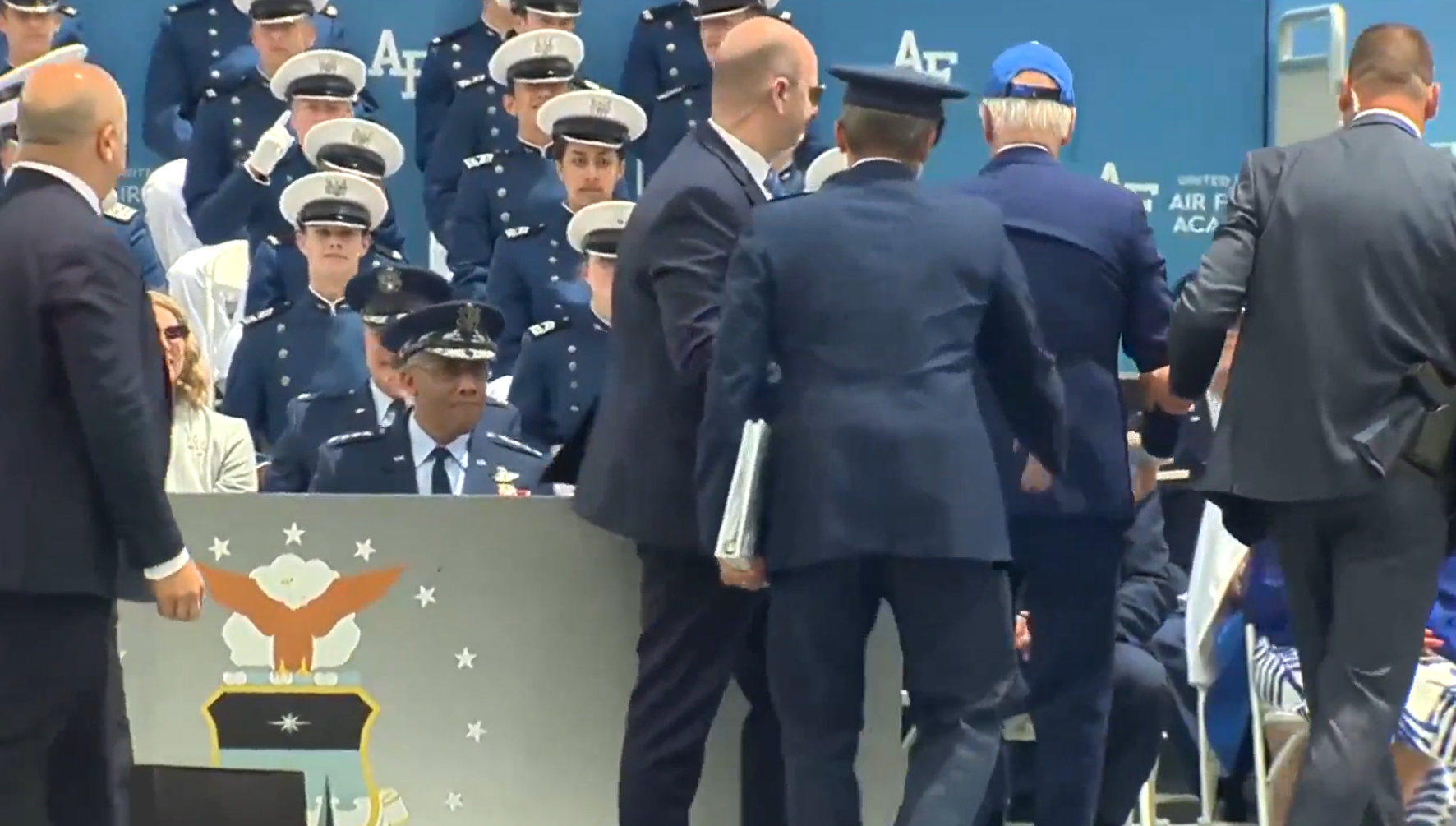 拜登6月在空軍學院被沙包當眾絆倒。(互聯網)