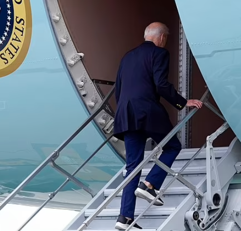 拜登出醜|較早前,有人留意到拜登曾改穿球鞋出席公開場合。(美聯社、資料圖片)