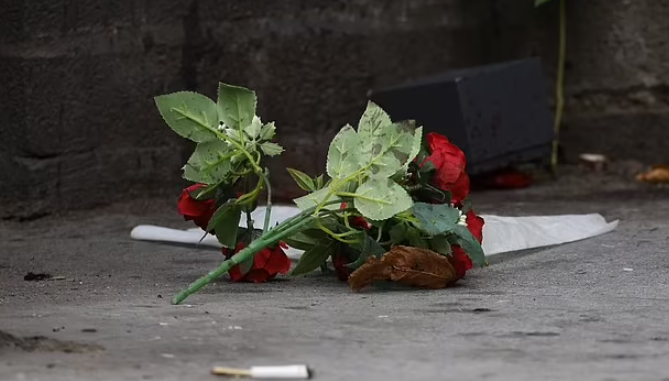 英國倫敦17歲少年斬死15歲少女 疑送花遭拒 現場遺下花束
