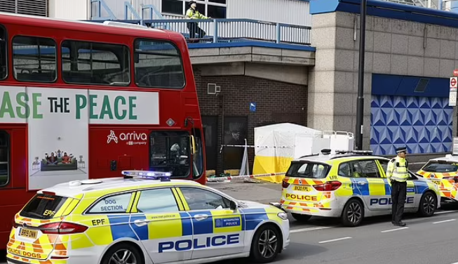 英國倫敦17歲少年斬死15歲少女 疑送花遭拒 現場遺下花束