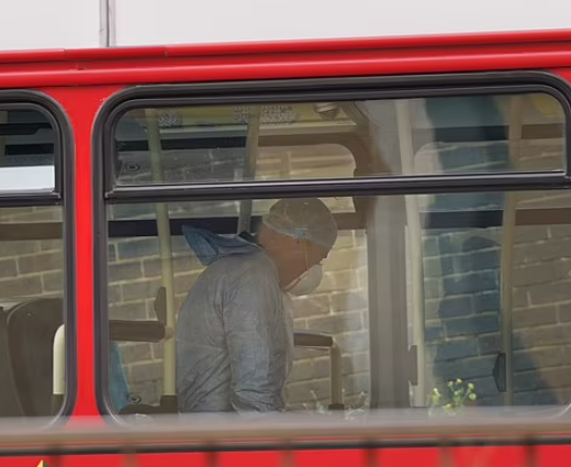 英國倫敦17歲少年斬死15歲少女 疑送花遭拒 現場遺下花束