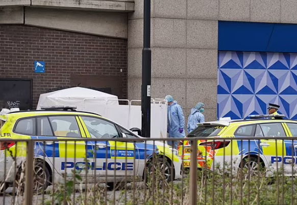 英國倫敦17歲少年斬死15歲少女 疑送花遭拒 現場遺下花束