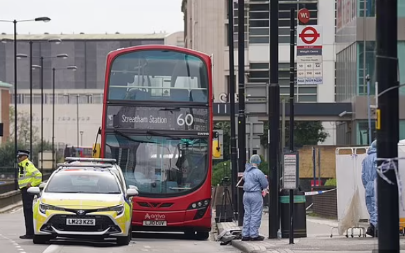 英國倫敦17歲少年斬死15歲少女 疑送花遭拒 現場遺下花束