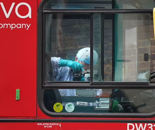 英國倫敦17歲少年斬死15歲少女 疑送花遭拒 現場遺下花束