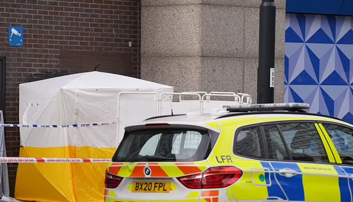 英國倫敦17歲少年斬死15歲少女 疑送花遭拒 現場遺下花束