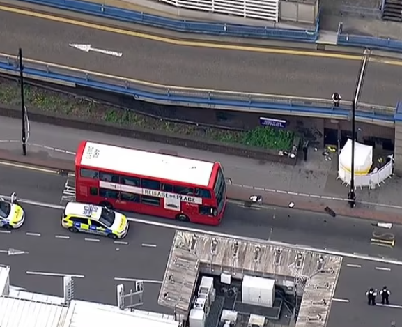 英國倫敦17歲少年斬死15歲少女 疑送花遭拒 現場遺下花束