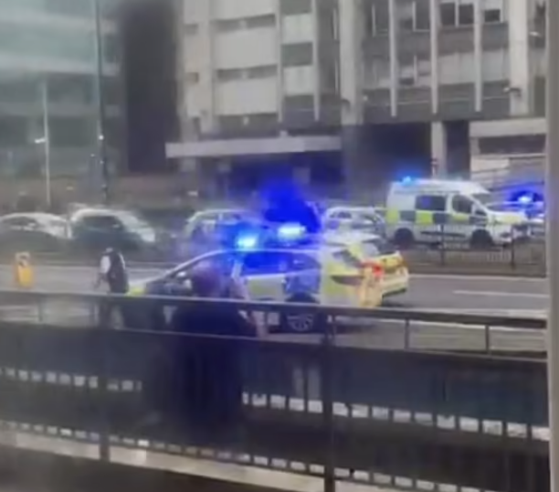 英國倫敦17歲少年斬死15歲少女 疑送花遭拒 現場遺下花束