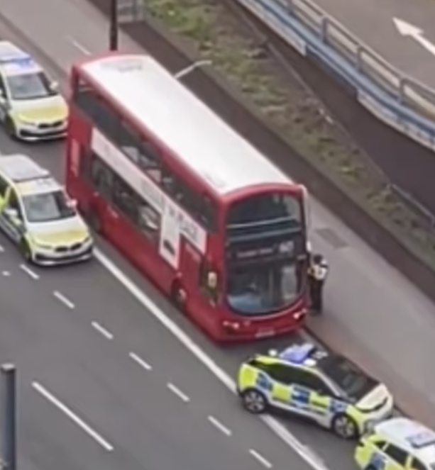 英國倫敦17歲少年斬死15歲少女 疑送花遭拒 現場遺下花束